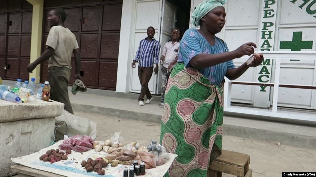 Des vendeurs de produits aphrodisiaques installés le long des routes à Goma, le 7 octobre 2017. (VOA/Charly Kasereka)