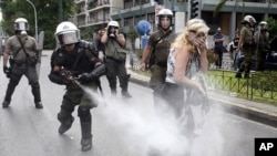 Policija koristi suzavac protiv prosvjednika u središtu Atene, 29. srpnja 2011. godine