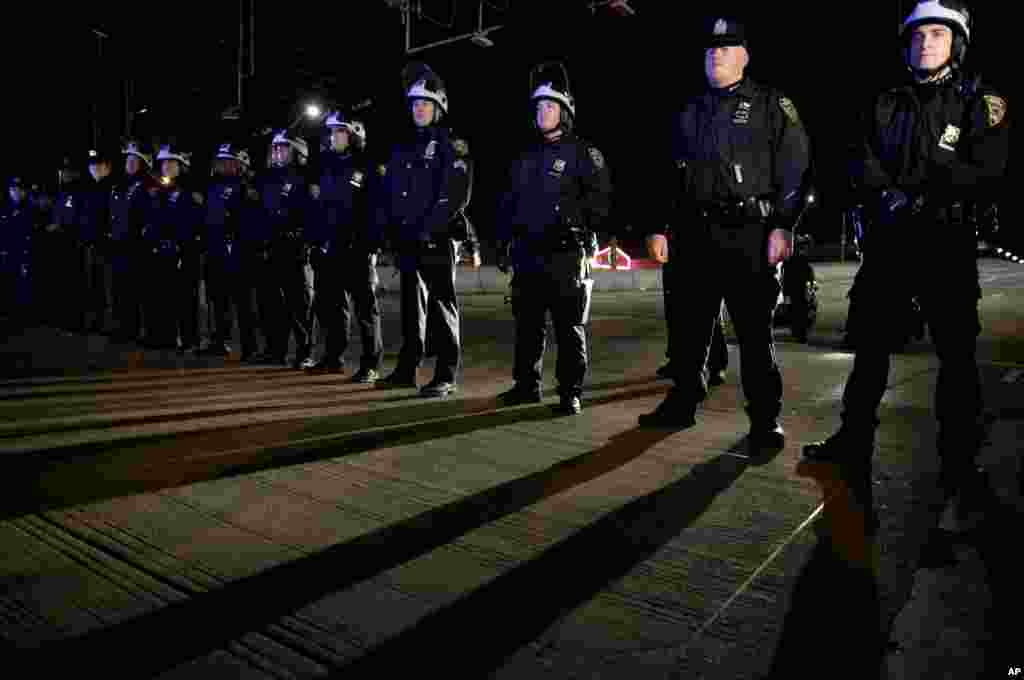 Police officers block protesters from marching up a highway entrance ramp in response to the grand jury&#39;s decision in the Eric Garner case in Times Square in New York, Dec. 3, 2014.