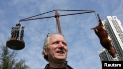 資料照片：創作國殤之住的丹麥雕塑家高志活（Jens Galschiot）在香港維多利亞公園內樹立的他的雕塑作品“瘋牛病”前接受記者採訪。 （2005年12月15日）