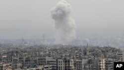 Una columna de humo se levanta tras un ataque aéreo contra insurgentes en Aleppo, Siria. Diciembre 5 de 2016.