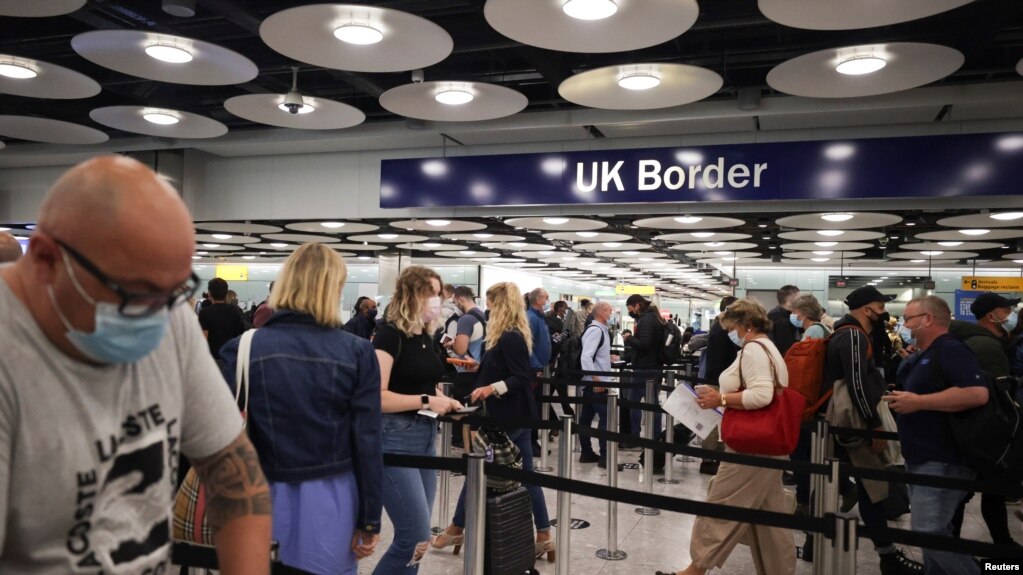 英国伦敦希思罗国际机场5号航站楼的入境审查处（2021年6月29日）(photo:VOA)
