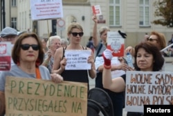 Opponents of the govenrment's judicial reform protest outside the Presidential Palace, in Warsaw, Poland, July 3, 2018. (Agencja Gazeta/Maciej Jazwiecki via Reuters)