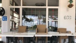 Entrada al hotel "Majestic" de Miami Beach, con decenas de sillas amontonadas. El alcalde de la ciudad ordenó el cierre de todos los hoteles y de todos los negocios "no esenciales"