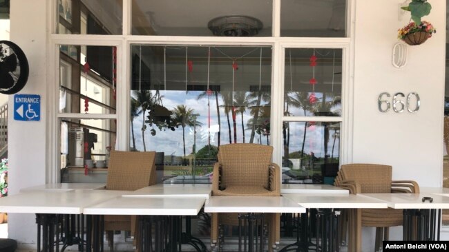 Entrada al hotel "Majestic" de Miami Beach, con decenas de sillas amontonadas. El alcalde de la ciudad ordenó el cierre de todos los hoteles y de todos los negocios "no esenciales"