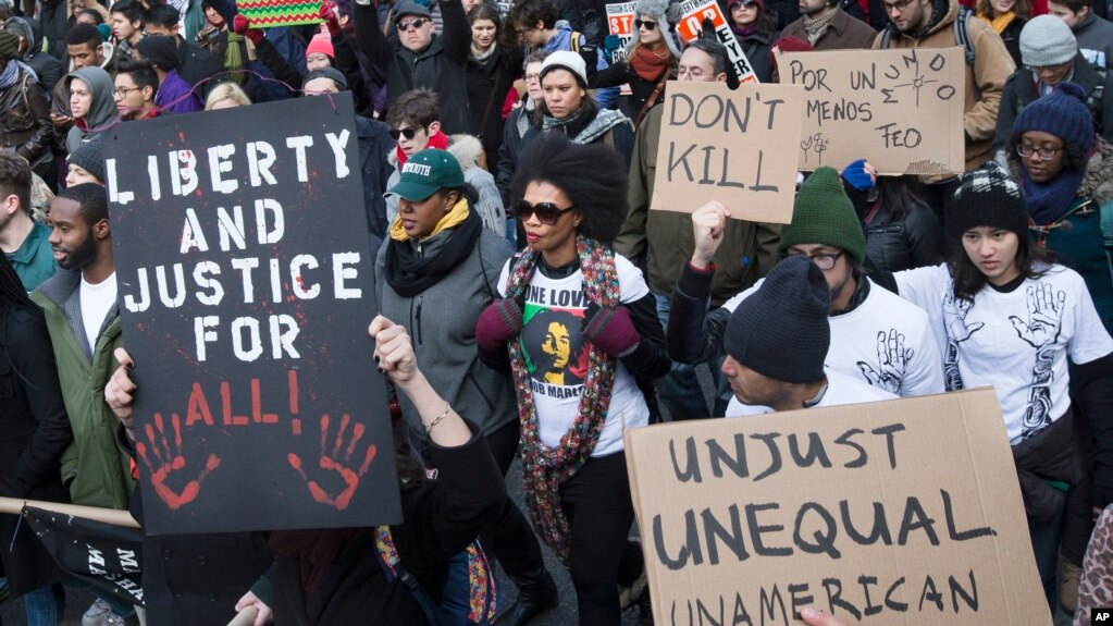 Những người biểu tình đòi Công lý cho Tất cả tuần hành tại New York ngày 13/12/2014 để phản đối vụ giết hại hai người Mỹ gốc Phi. Đại bồi thẩm đoàn đã quyết định không truy tố các cảnh sát trong vụ giết ông Eric Garer tại New York và ông Michael Browm tại Ferguson, Missouri.