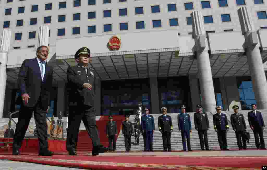 美國國防部長帕內塔與中國國防部長梁光烈9月18日在北京八一賓館檢閱儀仗隊。