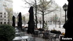 Mesas vacías en un restaurante de la Avenida Pennsylvania, en el centro de Washington D.C., el 31 de marzo de 2020.