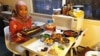 Cahya berbuka puasa Ramadan di rumahnya (foto: courtesy).