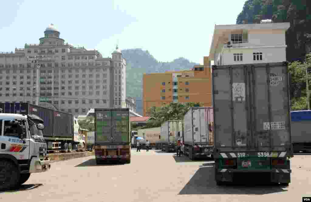 Truk-truk berisikan barang antri di pintu gerbang perbatasan Tan Thanh menuju Tiongkok dari Provinsi Lang Son, Vietnam (D. Schearf/VOA)