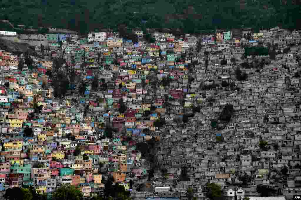 Kawasan-kawasan perumahan Jalousie (kiri), Philippeaux (tengah) and Desermites (kanan) di daerah Petion Ville, Port au-Prince, tampak dalam foto tanggal 26 Oktober 2015 ini.