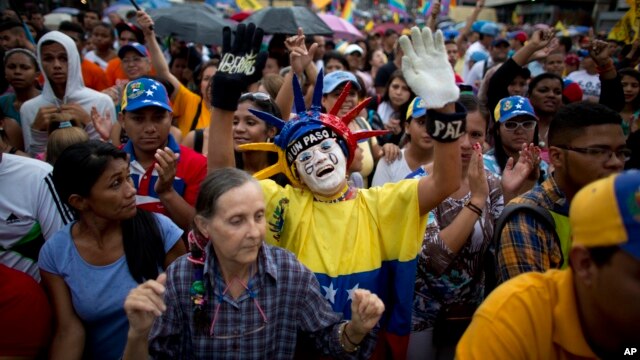Entre banderas venezolanas y al ritmo de música tropical y canciones de protesta, cientos de opositores —en su mayoría jóvenes— se concentraron la noche del jueves en una avenida del este de la capital en el acto de cierre de campaña.