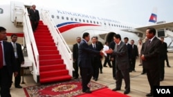 At the airport, Cambodian high ranking officials welcome back prime minister Hun Sen after his visit from France, Phnom Penh, Cambodia, October 28, 2015. (Photo: Hean Socheata/ VOA Khmer)