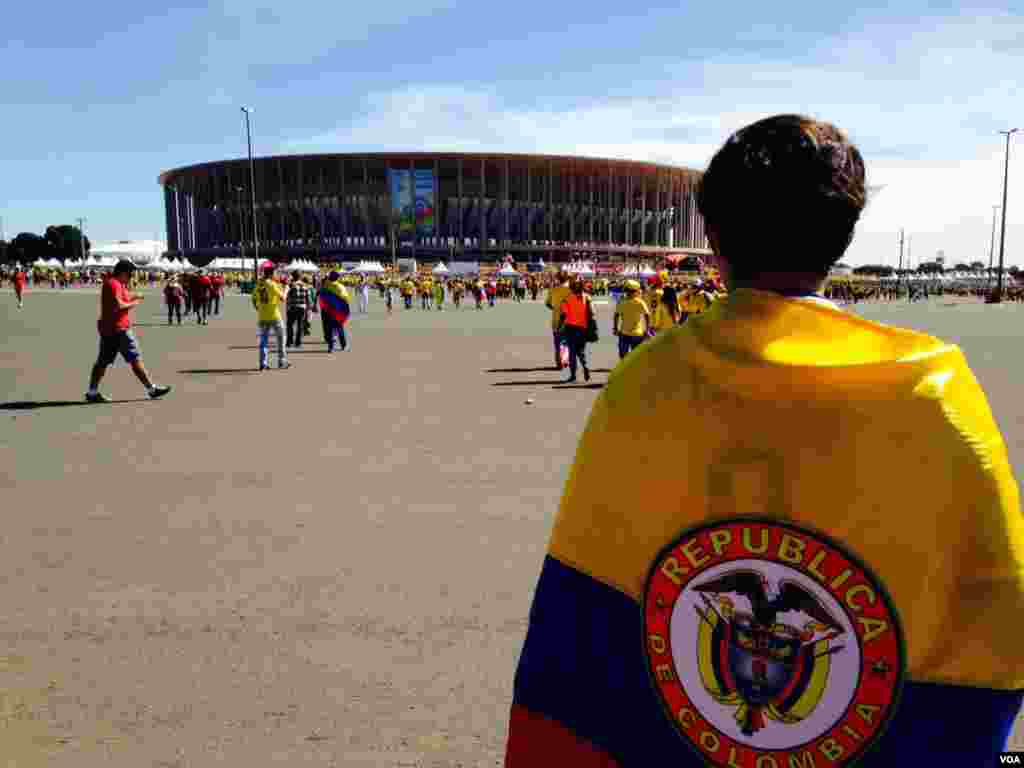 Colombian fans approach the stadium in Brasilia, June 19, 2014. (Nicolas Pinault/VOA)