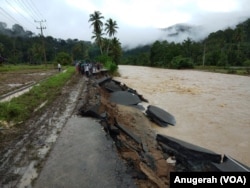 Jalan amblas di Mandailing Natal akibat banjir. (Foto: VOA/Anugerah)