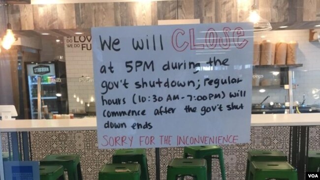 Cartel en un restaurante cerca a la estación de metro L'Enfant Plaza, donde se encuentran varios edificios federales, que anuncia un cambio de horario en el restaurante debido al cierre de gobierno. [Foto: Alejandra Arredondo, VOA}