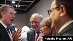 Desde la izquierda, el representante de Comercio de Estados Unidos Robert Lighthizer, el consejero federal suizo Johann Schneider-Ammann, la presidenta de la undécima Conferencia Ministerial del Comercio Mundial Susana Malcorra y el secretario de Economía de México, Ildefonso Guajardo Villarreal, hablan en Buenos Aires, Argentina, el lunes 11 de diciembre de 2017. (AP Foto / Natacha Pisarenko)