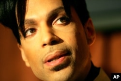 Recording artist Prince speaks during a news conference about his recording agreement between himself and Universal Records and his new single "Te Amo Corazon," Beverly Hills, California, Dec. 13, 2005.