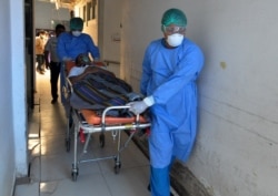 Simulasi penanganan pasien virus corona (COVID-19) di sebuah rumah sakit di Palu, Sulawesi Tengah, 4 Maret 2020. (Foto: AFP)