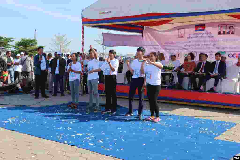 ក្រុមយុវជនកំពុងសម្តែងដើម្បីអបអរក្នុងក្នុងពិធីប្រារព្ធទិវាសិទ្ធិមនុស្សអន្តរជាតិលើកទី៧១ នៅសួនប្រជាធិបតេយ្យ នាថ្ងៃទី១០ ខែធ្នូ ឆ្នាំ២០១៩។ (កាន់ វិច្ឆិកា/VOA)