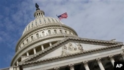 Kubah Gedung Capitol, Washington DC (Foto: doc).. Komite-komite di Senat Amerika, Selasa (17/1) melanjutkan pertanyaan mereka kepada calon anggota kabinet pilihan Presiden terpilih Donald Trump dalam sidang dengar pendapat untuk calon yang akan memimpin Departemen Dalam Negeri dan Departemen Pendidikan. 