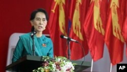 Pemimpin oposisi Burma, Aung San Suu Kyi memberikan pidatonya pada Kongres Liga Nasional untuk Demokrasi (NLD) di restoran Royal Rose, Rangun, Burma (9/3).