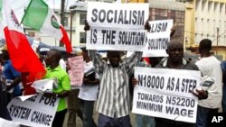 Membros do Sindicato do Comércio protestando contra a pobreza e a alto custo de vida na Nigéria (Arquivo)