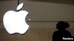 Logo Apple di Terminal Grand Central di kawasan Manhattan, New York (21/2). 