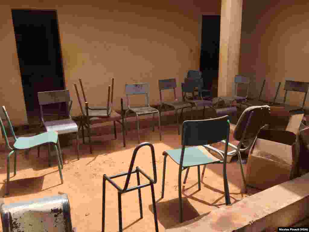 Des chaises devant servir au scrutin de dimanche 21 février à Niamey, entreposées à la mairie du 5e arrondissement communal. (VOA/Nicolas Pinault)