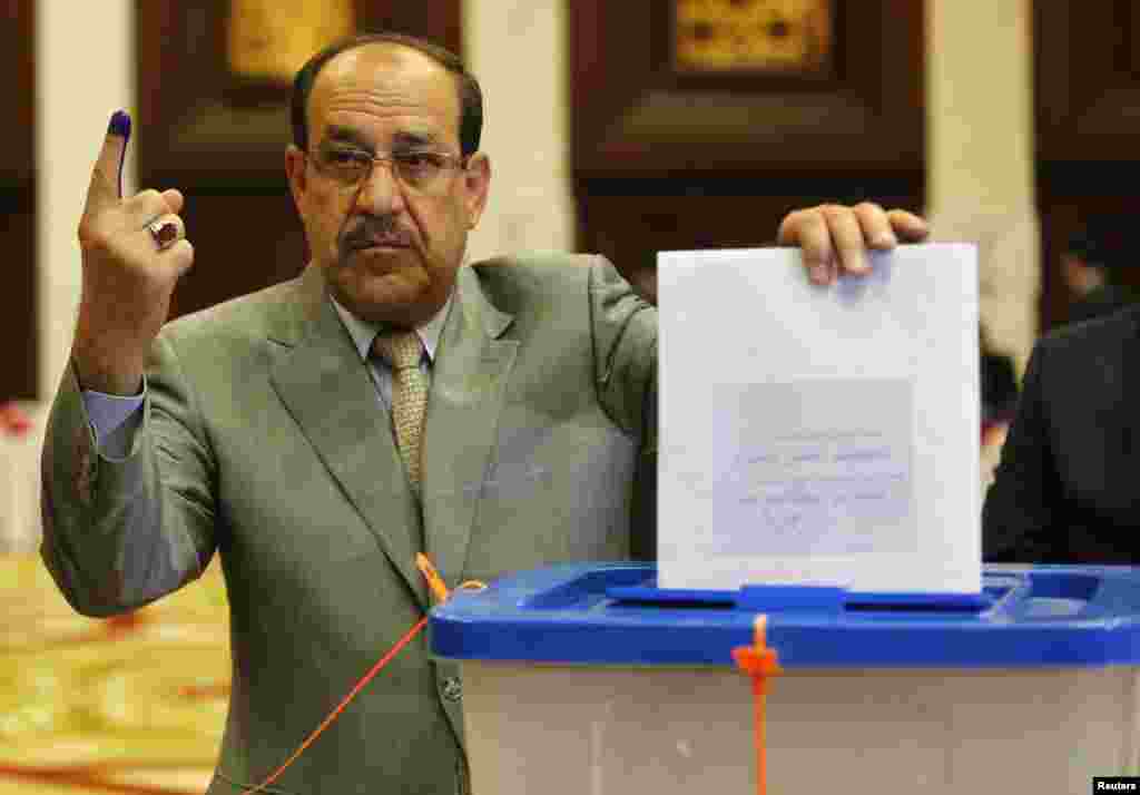 عراق کے وزیر ِاعظم نوری المالکی اپنا ووٹ کاسٹ کر رہے ہیں۔ وہ تیسری بار وزارت عظمیٰ کے عہدے کے امیدوار ہیں