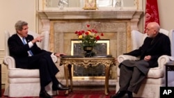 အမေရိကန်နိုင်ငံခြားရေးဝန်ကြီး ဂျွန်ကယ်ရီ နဲ့ အာဖဂန်သမ္မဆ ဟာမစ်ခါဇိုင်း တို့ တွေ့ဆုံစဉ် (၂၅ မတ် ၂၀၁၃)