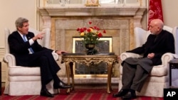 Ngoại trưởng Mỹ John Kerry gặp Tổng thống Afghanistan Hamid Karzai tại Kabul, ngày 25/3/2013. 