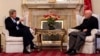 John Kerry vai a Cabul debater a segurança e eleições com o presidente Karzai