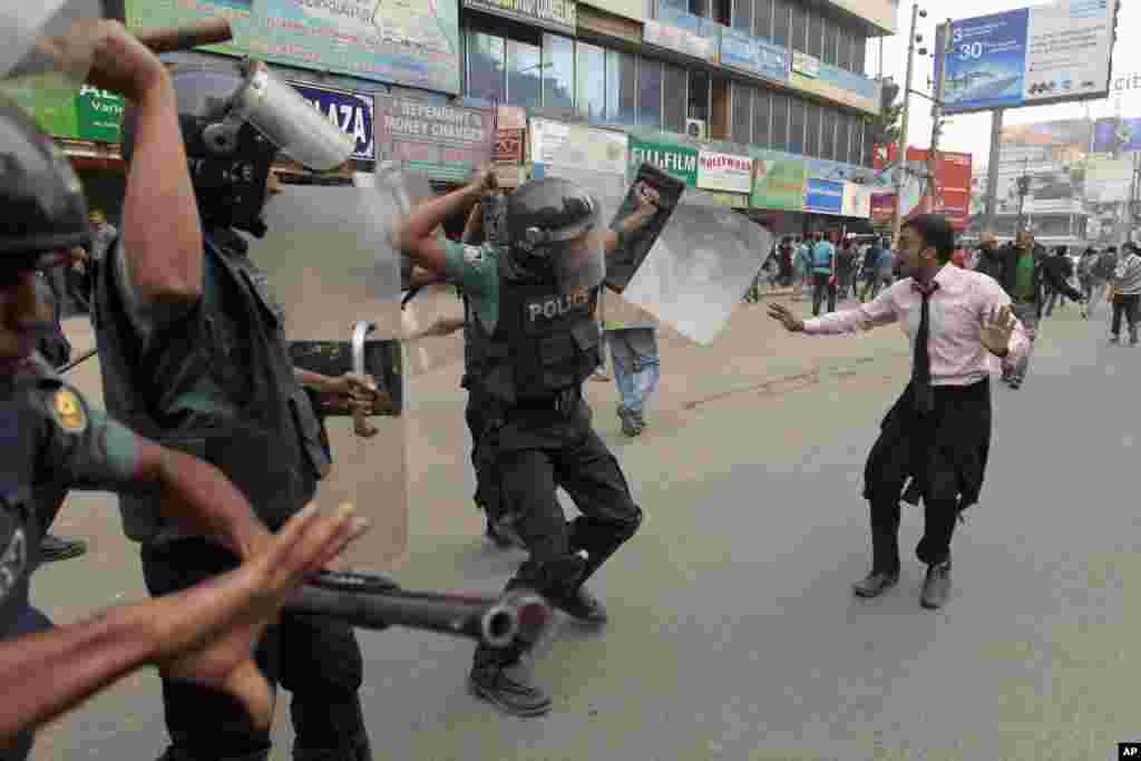 Polisi Bangladesh menghalangi seorang demonstran yang berusaha menerobos ke komplek Kedutaan Besar Pakistan di ibukota Dhaka.