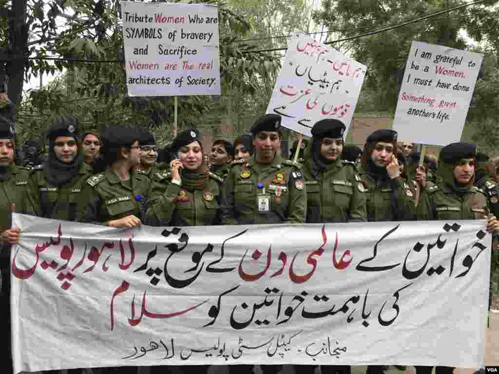 ریلی میں شریک خاتون ایس ایچ او غزالہ نے بتایا کہ باقی سرکاری محکموں کی طرح پولیس میں بھی خواتین کو ہراساں کیا جاتا ہے۔ 