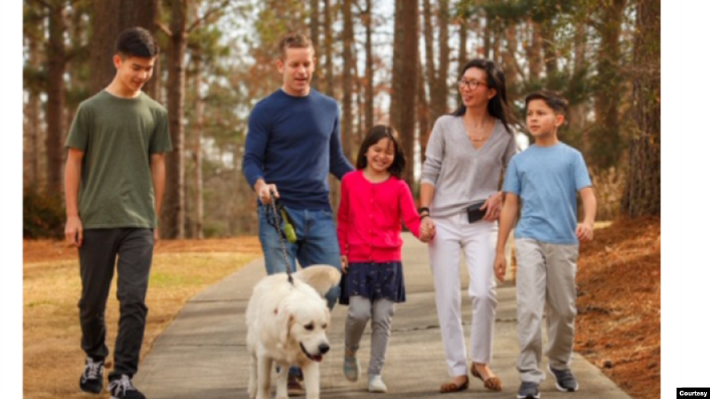 佐治亚州参议员欧晓瑜和丈夫以及3个孩子和狗。（照片经欧晓瑜本人同意使用）(photo:VOA)