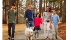 佐治亚州参议员欧晓瑜和丈夫以及3个孩子和狗。（照片经欧晓瑜本人同意使用）