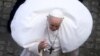 ARHIVA - Papa Franja pred nedeljnu audijenciju u Vatikanu, 19. aprila 2021. (Foto: Reuters/Yara Nardi)