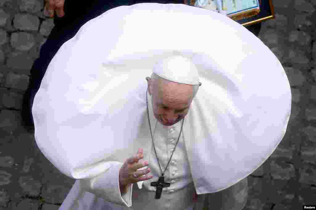 Papa Fransis Vatikanda insanlara əl yelləyir.&nbsp;