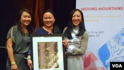 Cambodian-American Lian Cheun representing Long Beach-based Khmer Girls in Action delivers SEARAC's award acceptance speech to an audience at Renaissance Hotel, Washington DC , October 13, 2017. (Hong Chenda/VOA)