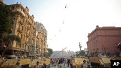 埃及士兵在解放广场入口站岗，同时军用直升机从头顶飞过。埃及，开罗，2013年10月6日