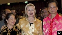 U.S. Secretary of State Hillary Rodham Clinton, center, poses with Vietnam Prime Minister Nguyen Tan Dung, right, and his wife Tran Thanh Kiem in Hanoi, Vietnam, Oct. 29, 2010