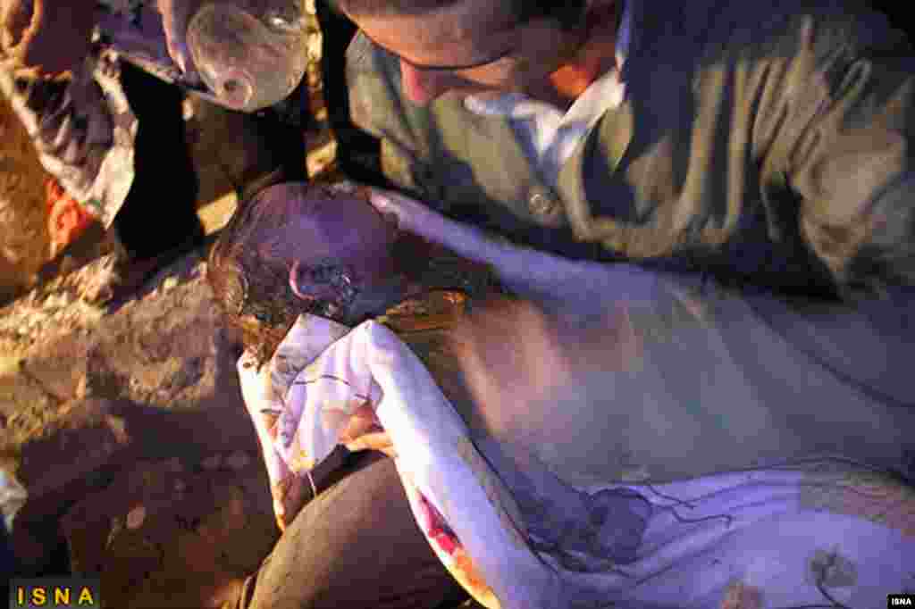 瓦爾扎甘鎮營救人員抱著災民的屍體。該災民經搶救而不治。