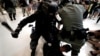 香港周末流血冲突数十人受伤