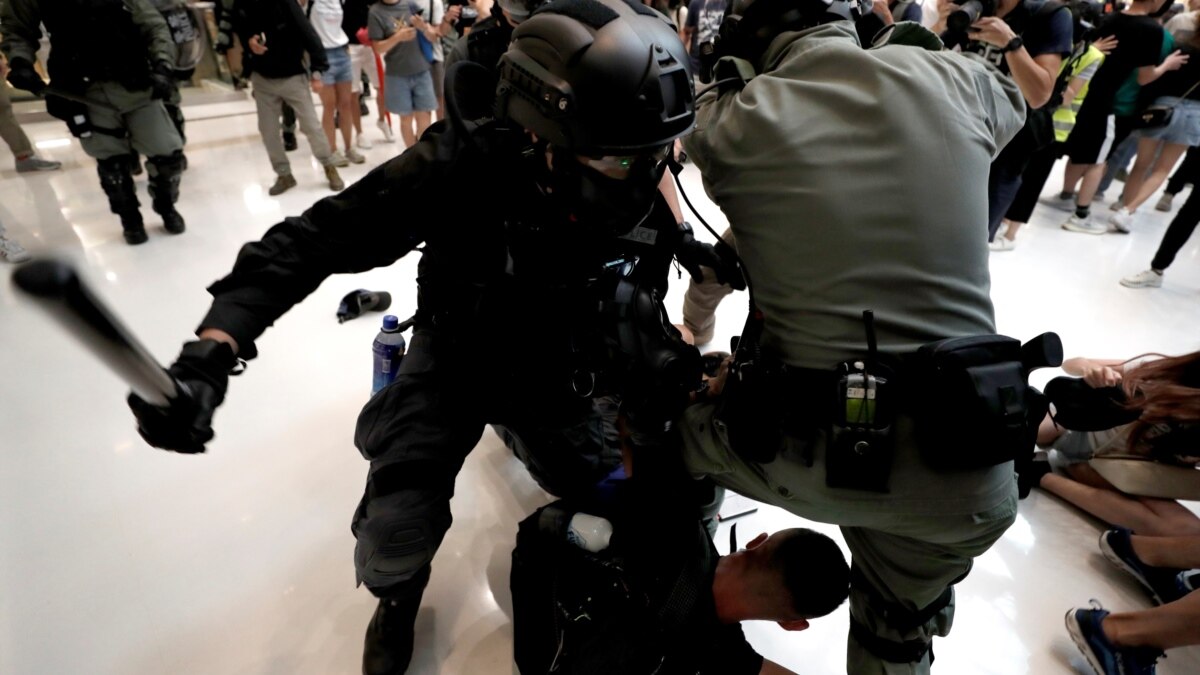 香港周末流血冲突数十人受伤