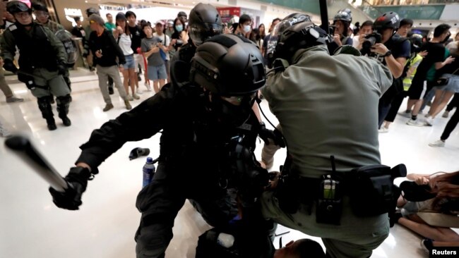 香港警察2019年11月3日在沙田新城市广场驱散购物者和示威者。