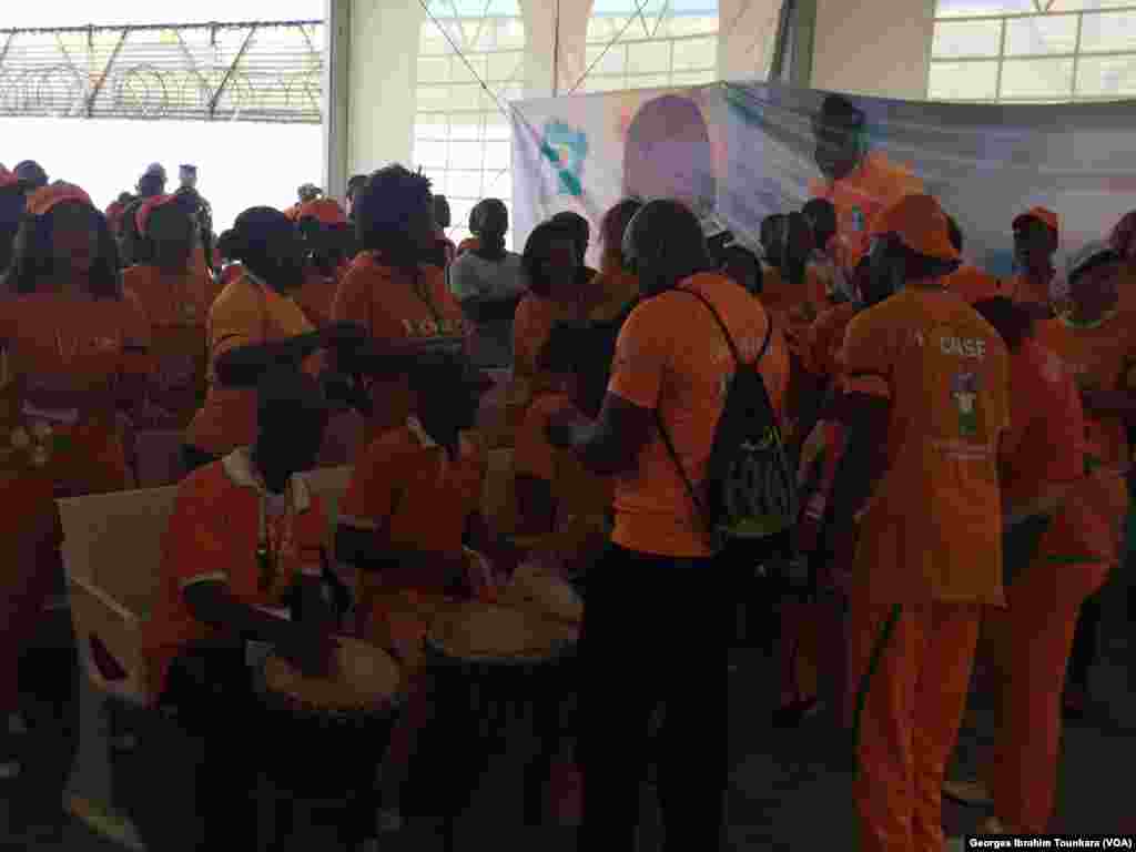 Les Ivoiriens sont venus nombreux à attendre la dépouille de Cheik Tioté, à l&#39;aéroport d&#39;Abidjan, le 15 juin 2017. (VOA/Georges Ibrahim Tounkara)