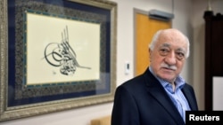 Sveštenik Fetulaj Gulen, situiran u SAD, u svojoj kući u Sjlosrburgu, Pensilvanija, 29. jula 2016. Turska je izdala nalog za hapšenje za 55 ljudi koji su osumnjičeni da su pružali finansijsku pomoć Gulenu, koji je optužen za organizovanje neuspelog vojnog puča u julu 2016.