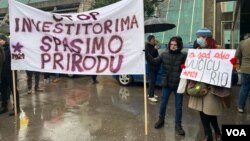 Arhiva - Građani tokom ekološkog protesta protiv otvaranja rudnika Rio Tinta u Srbiji, ispred Sava centra na Novom Beogradu, 11. decembra 2021. (Foto: Jovana Đurović, Glas Amerike)