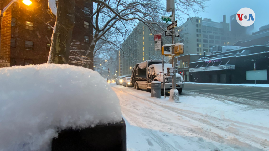 Las imágenes reflejan las condiciones de las vías de esta zona de NY, que amanecieron tapizadas de nieve el viernes 7 de enero de 2022.